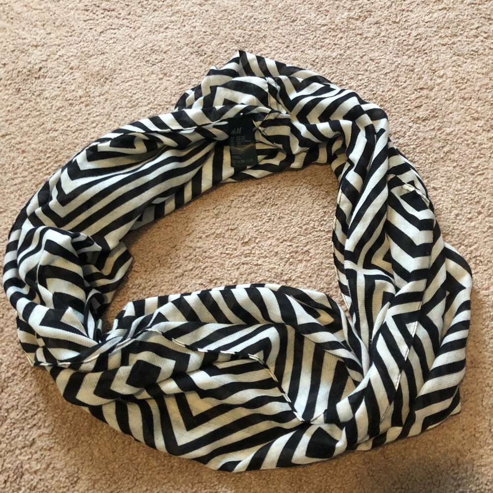 Black and cream circle scarf